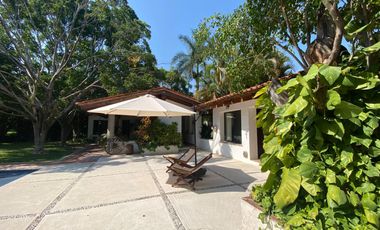 VENDO EN CUERNAVACA RESIDENCIA DE 1 NIVEL, FRACC. TEZOYUCA, SEGURIDAD TOTAL, OPORTUNIDAD.