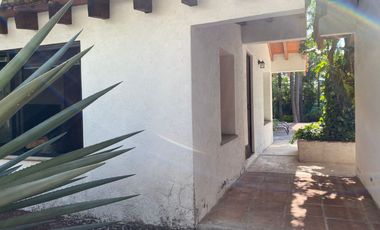 VENDO EN CUERNAVACA RESIDENCIA DE 1 NIVEL, FRACC. TEZOYUCA, SEGURIDAD TOTAL, OPORTUNIDAD.