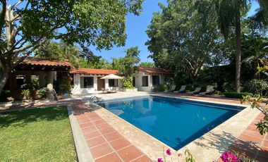 VENDO EN CUERNAVACA RESIDENCIA DE 1 NIVEL, FRACC. TEZOYUCA, SEGURIDAD TOTAL, OPORTUNIDAD.