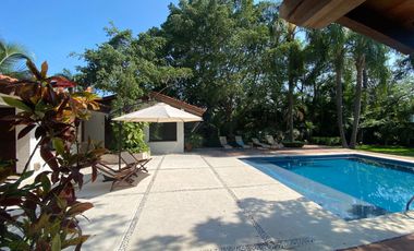 VENDO EN CUERNAVACA RESIDENCIA DE 1 NIVEL, FRACC. TEZOYUCA, SEGURIDAD TOTAL, OPORTUNIDAD.
