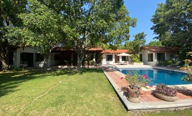 VENDO EN CUERNAVACA RESIDENCIA DE 1 NIVEL, FRACC. TEZOYUCA, SEGURIDAD TOTAL, OPORTUNIDAD.