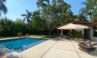 VENDO EN CUERNAVACA RESIDENCIA DE 1 NIVEL, FRACC. TEZOYUCA, SEGURIDAD TOTAL, OPORTUNIDAD.