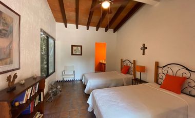 VENDO EN CUERNAVACA RESIDENCIA DE 1 NIVEL, FRACC. TEZOYUCA, SEGURIDAD TOTAL, OPORTUNIDAD.