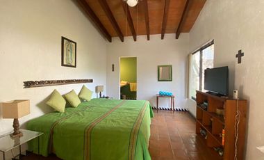 VENDO EN CUERNAVACA RESIDENCIA DE 1 NIVEL, FRACC. TEZOYUCA, SEGURIDAD TOTAL, OPORTUNIDAD.