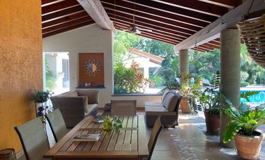 VENDO EN CUERNAVACA RESIDENCIA DE 1 NIVEL, FRACC. TEZOYUCA, SEGURIDAD TOTAL, OPORTUNIDAD.