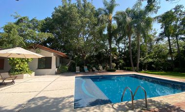 VENDO EN CUERNAVACA RESIDENCIA DE 1 NIVEL, FRACC. TEZOYUCA, SEGURIDAD TOTAL, OPORTUNIDAD.
