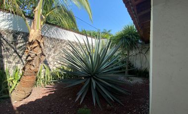 VENDO EN CUERNAVACA RESIDENCIA DE 1 NIVEL, FRACC. TEZOYUCA, SEGURIDAD TOTAL, OPORTUNIDAD.