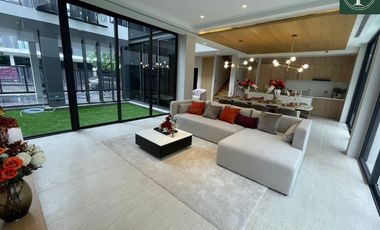 A beautiful 4 bedrooms single house with fully furnished for sale at Urban Reserve Motorway-Rama 9