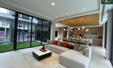 A beautiful 4 bedrooms single house with fully furnished for sale at Urban Reserve Motorway-Rama 9