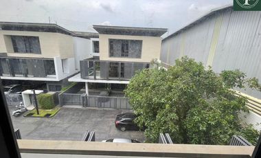 A beautiful 4 bedrooms single house with fully furnished for sale at Urban Reserve Motorway-Rama 9