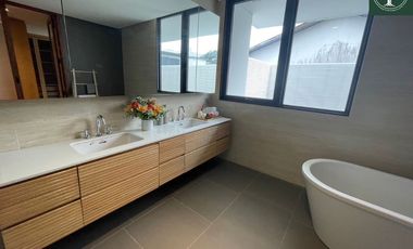 A beautiful 4 bedrooms single house with fully furnished for sale at Urban Reserve Motorway-Rama 9