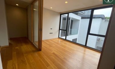 A beautiful 4 bedrooms single house with fully furnished for sale at Urban Reserve Motorway-Rama 9
