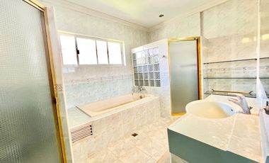 4 Bedroom Unfurnished House with Pool in North Town