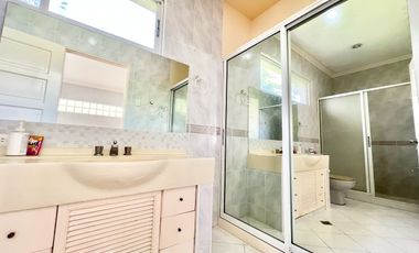 4 Bedroom Unfurnished House with Pool in North Town