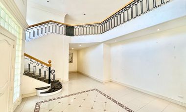 4 Bedroom Unfurnished House with Pool in North Town