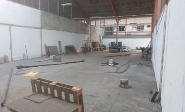 Galpón de alquiler en Complejo de Bodegas, Ave Barcelona, 422 m2.