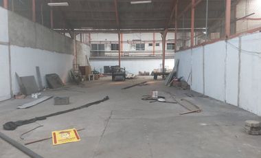 Galpón de alquiler en Complejo de Bodegas, Ave Barcelona, 422 m2.