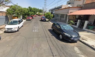 Vive en Elegante y amplia casa en remate en Col. Lomas de San Pedro, Guadalajara, Jalisco!!