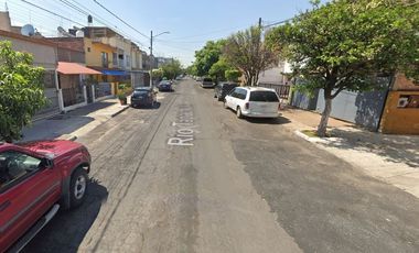 Vive en Elegante y amplia casa en remate en Col. Lomas de San Pedro, Guadalajara, Jalisco!!