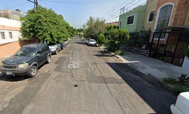 Vive en Elegante y amplia casa en remate en Col. Lomas de San Pedro, Guadalajara, Jalisco!!