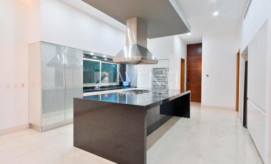 Casa en Venta en los canales en puerto Cancún, Quintana Roo.