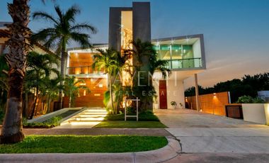 Casa en Venta en los canales en puerto Cancún, Quintana Roo.