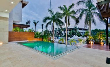 Casa en Venta en los canales en puerto Cancún, Quintana Roo.