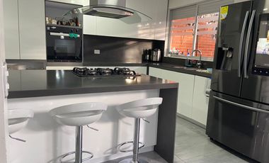 SE VENDE CASA REMODELADA EN CAMPOARAGON