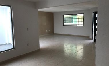 CASA CON ESPACIOS AMPLIOS EN ZONA TRANQUILA CERCS DE ESCUELA