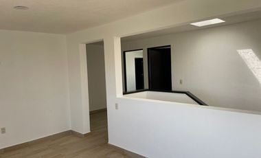 CASA CON ESPACIOS AMPLIOS EN ZONA TRANQUILA CERCS DE ESCUELA