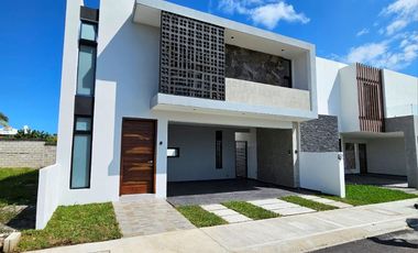 Casa con Alberca y Vista a la Laguna en el Fraccionamiento Lomas de la Rioja, Veracruz.  ▪️Venta: $3'550,000.00