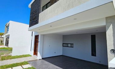 Casa con Alberca y Vista a la Laguna en el Fraccionamiento Lomas de la Rioja, Veracruz.  ▪️Venta: $3'550,000.00