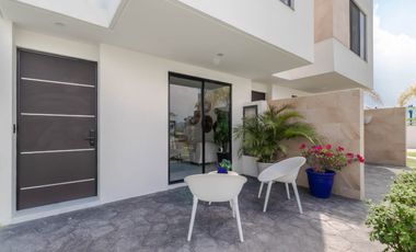 CASA EN VENTA EN XOCHITEPEC, MORELOS; MEX. 3 RECÁMARAS, ALBERCA, CANCHAS DE PÁDEL, TENIS, FÚTBOL.