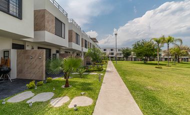 CASA EN VENTA EN XOCHITEPEC, MORELOS; MEX. 3 RECÁMARAS, ALBERCA, CANCHAS DE PÁDEL, TENIS, FÚTBOL.