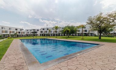 CASA EN VENTA EN XOCHITEPEC, MORELOS; MEX. 3 RECÁMARAS, ALBERCA, CANCHAS DE PÁDEL, TENIS, FÚTBOL.