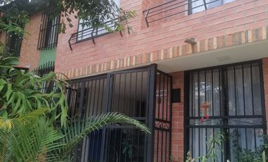 Vendo casa de tres niveles en Envigado (barrio el Trianon)