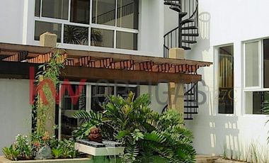 Split-type House with Pool for Sale in Dasmariñas Village, Makati City