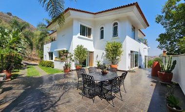 Las Cañadas Amplia Casa en Venta con Hermosa Variedad de Plantas