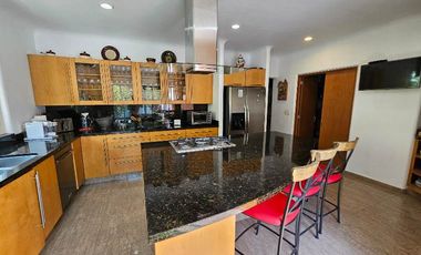 Las Cañadas Amplia Casa en Venta con Hermosa Variedad de Plantas