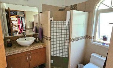 Las Cañadas Amplia Casa en Venta con Hermosa Variedad de Plantas