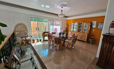 Las Cañadas Amplia Casa en Venta con Hermosa Variedad de Plantas