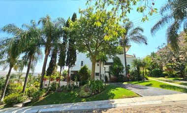 Las Cañadas Amplia Casa en Venta con Hermosa Variedad de Plantas