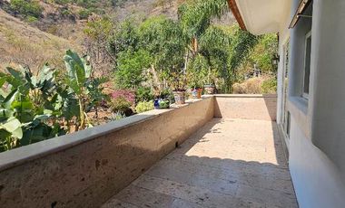 Las Cañadas Amplia Casa en Venta con Hermosa Variedad de Plantas