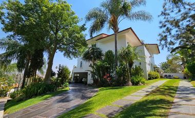 Las Cañadas Amplia Casa en Venta con Hermosa Variedad de Plantas