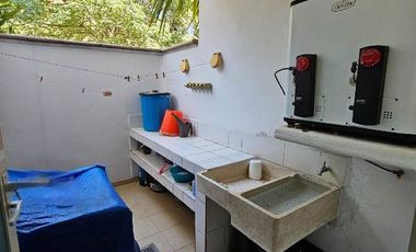 Las Cañadas Amplia Casa en Venta con Hermosa Variedad de Plantas