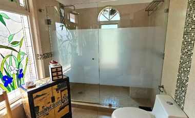 Las Cañadas Amplia Casa en Venta con Hermosa Variedad de Plantas