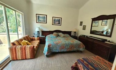 Las Cañadas Amplia Casa en Venta con Hermosa Variedad de Plantas