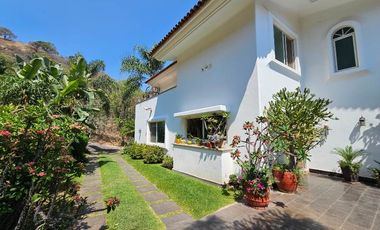 Las Cañadas Amplia Casa en Venta con Hermosa Variedad de Plantas