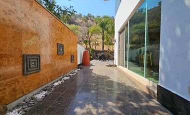 Las Cañadas Amplia Casa en Venta con Hermosa Variedad de Plantas