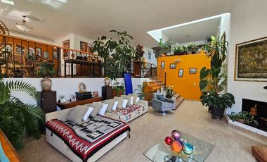 Las Cañadas Amplia Casa en Venta con Hermosa Variedad de Plantas